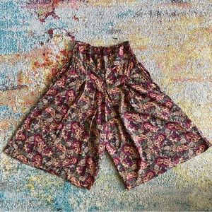 Nilani Floral, Pleated, Size M, Long Shorts